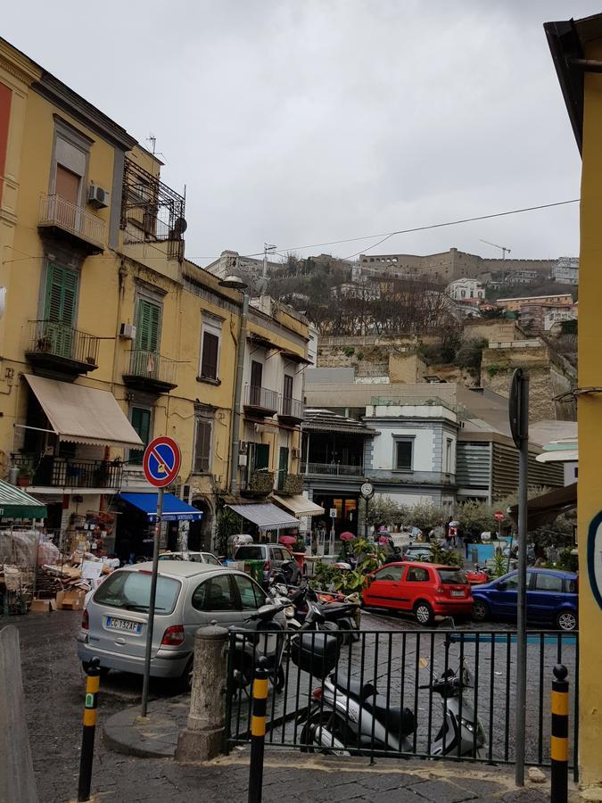 Bed and Breakfast A Due Passi Da Dante Neapel Exterior foto