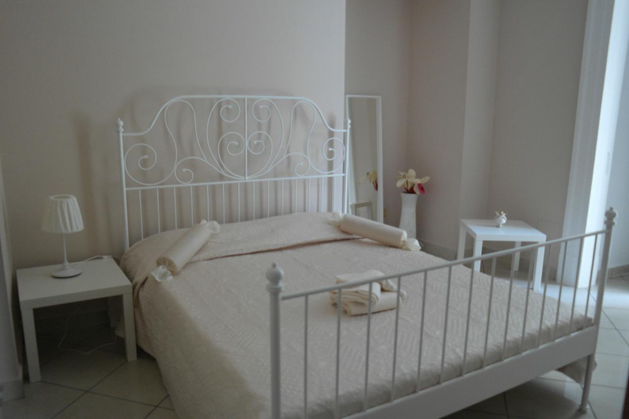 Bed and Breakfast A Due Passi Da Dante Neapel Exterior foto