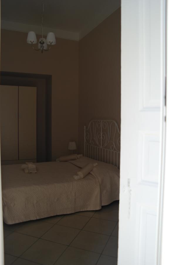 Bed and Breakfast A Due Passi Da Dante Neapel Exterior foto