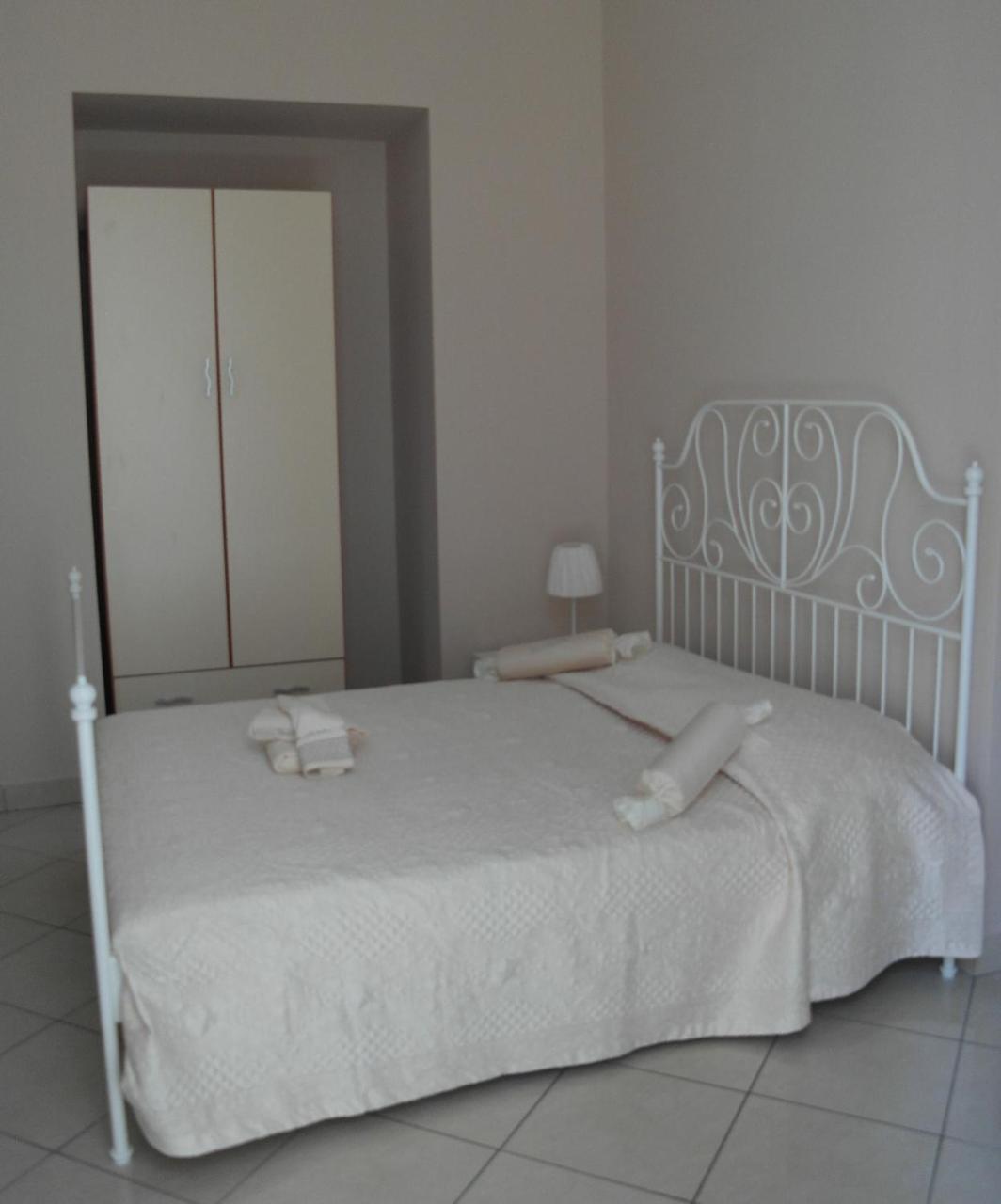 Bed and Breakfast A Due Passi Da Dante Neapel Exterior foto
