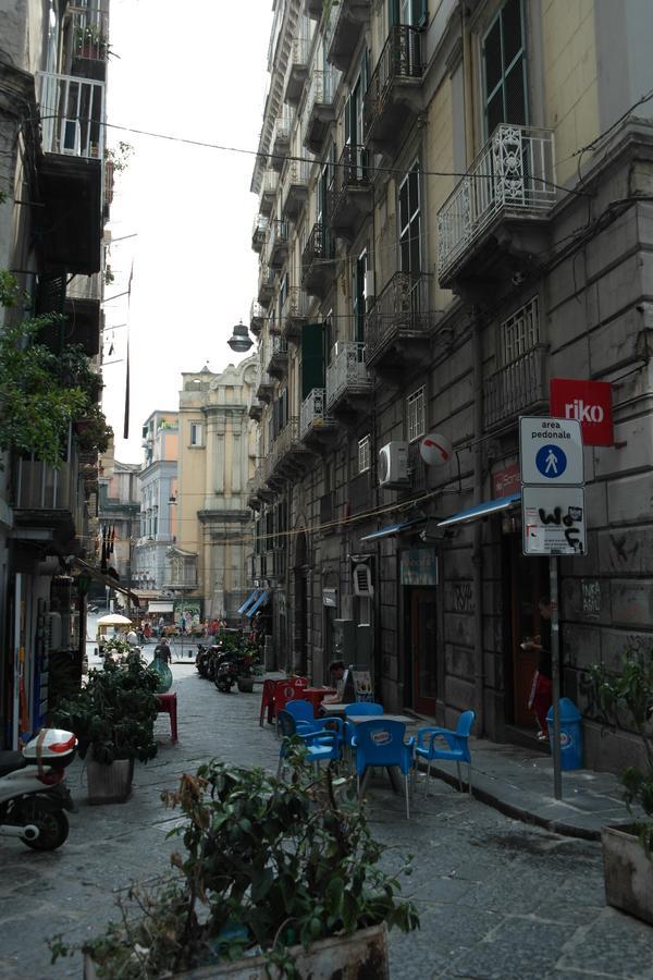 Bed and Breakfast A Due Passi Da Dante Neapel Exterior foto