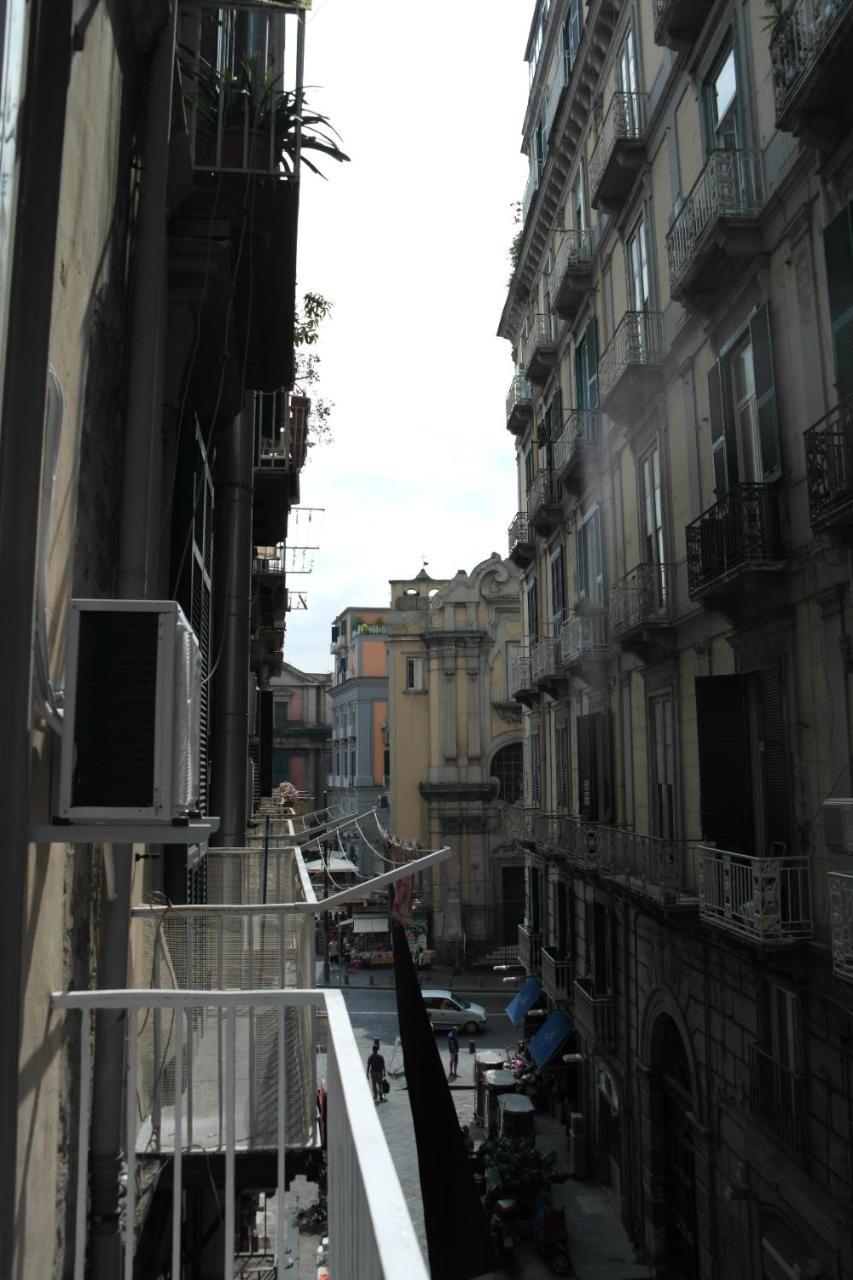 Bed and Breakfast A Due Passi Da Dante Neapel Exterior foto